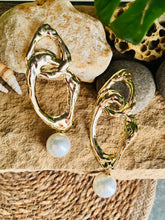 Sculpted Loop with Pearl