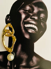 Sculpted Loop with Pearl