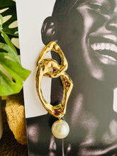 Sculpted Loop with Pearl